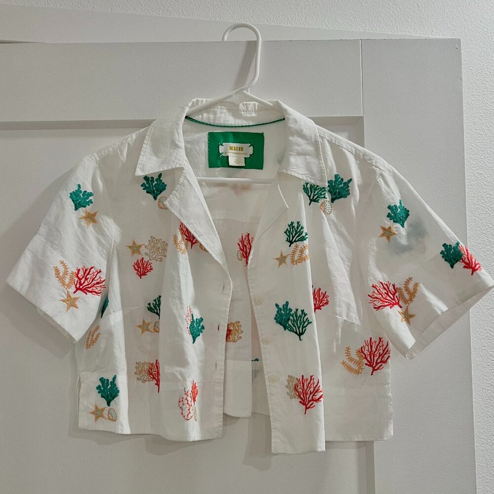 Anthropologie/Maeve White Short Sleeve Embroidered Cropped Surf Shirt